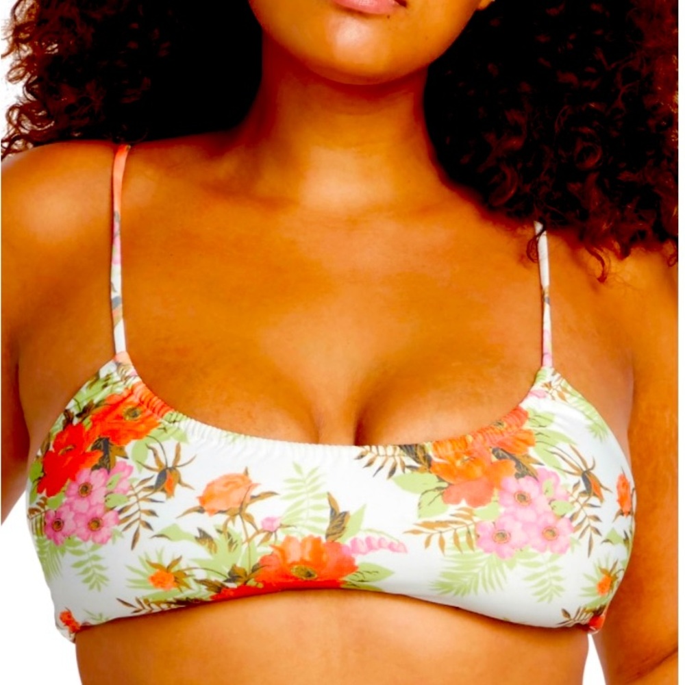 🍀VOLCOM DESERT BLOOMS 2 pc Hipster w bikini 👙 top 
New w tags !! Size L / XL